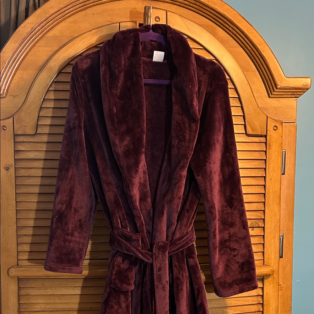 Jockey Plush Shawl-Collar Robe in Deep Burgundy